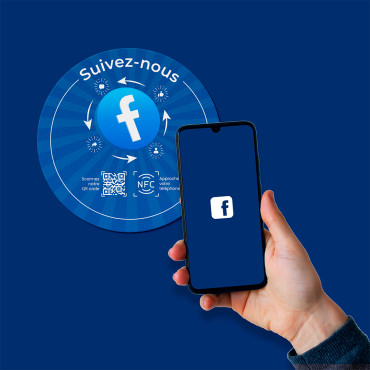 Adesivo Facebook connesso con chip NFC per muro, bancone, POS e vetrina