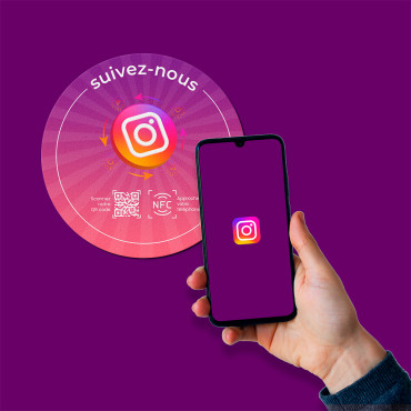Adesivo Instagram connesso con chip NFC per muro, bancone, POS e vetrina