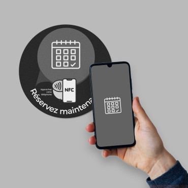 Lipdukas „Susitikimo taškas“ su NFC lustu sienai, stovui, prezentacinei lentynai ir vitrinai.