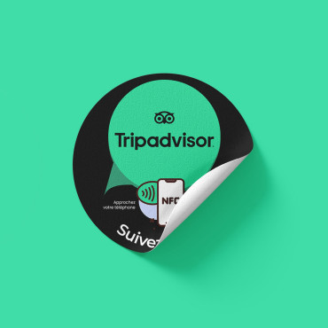 Nálepka TripAdvisor spojená s čipem NFC na zeď, pult, POS a vitrínu