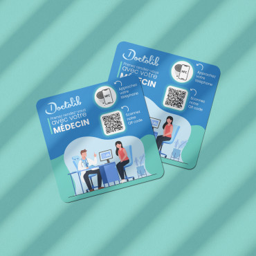 Σήμα Doctolib με ενσωματωμένο τσιπ NFC για τοίχο, πάγκο, προβολέα και βιτρίνα.