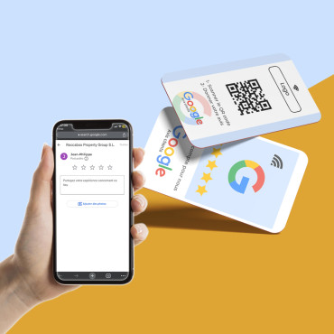 Vertikāla Google atsauksmju karte ar NFC tehnoloģiju un QR kodu.