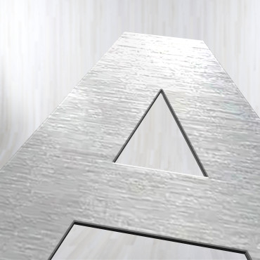 Letras recortadas en metal plateado cepillado