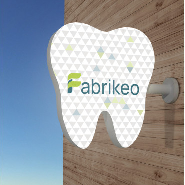 Verlichte tandvormige uithangbord met logo