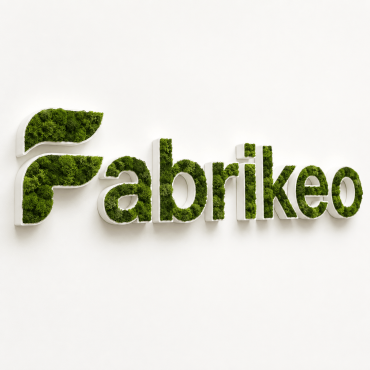 Enseigne logo végétale en PVC avec herbes synthétiques, vue d’ensemble.