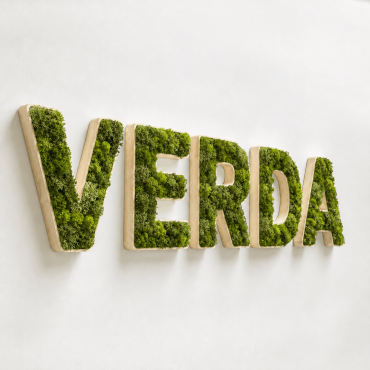 Placa de madeira com logo vegetal e ervas sintéticas
