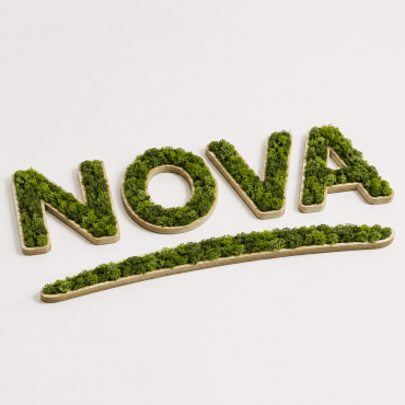 Placa de madeira com logo vegetal e ervas sintéticas