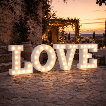 Grote letters met lampjes LOVE