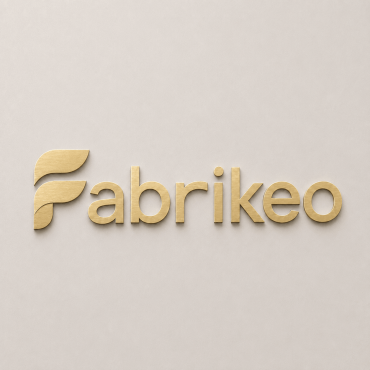 Harjatud kuldse viimistlusega dibond-logo lähedalt, detailne tekstuur.