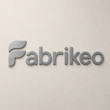 Logotipo em dibond prateado escovado com acabamento liso e reflexivo.