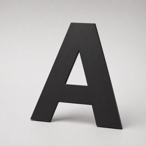 Voorbeeldinstallatie: zwarte Dibond letters op receptiebalie en muur.