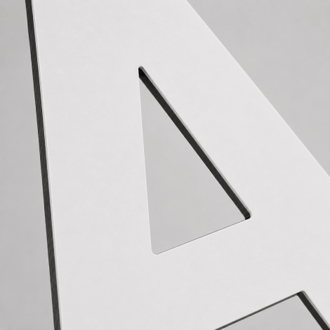 Detalhe do corte preciso e contornos regulares das letras em Dibond
