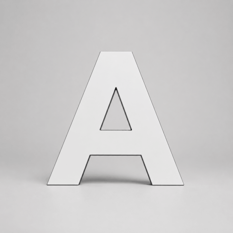 Letras blancas en Dibond con sistema de fijación visible
