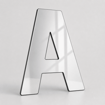 Stříbrná zrcadlová písmena vyřezaná z Dibondu, detail povrchu