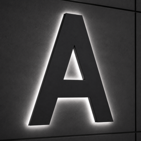 Ljusa PVC-bokstäver med bakgrundsbelyst LED-halo för fasad