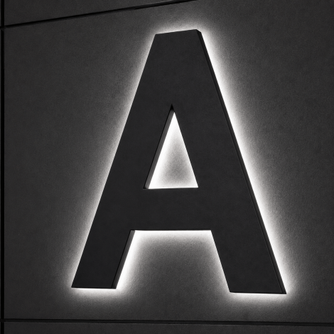 Détail d’une lettre en PVC avec face pleine et éclairage LED diffus