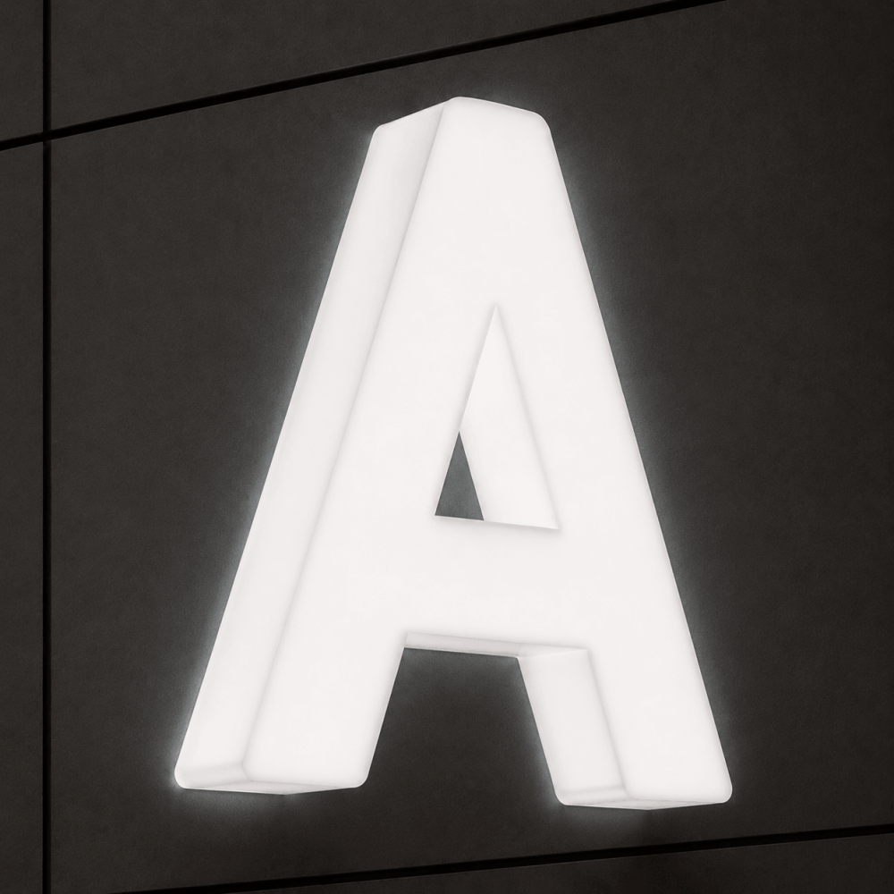 Lettere in plexiglass luminose montate su facciata esterna