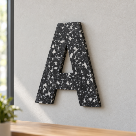 Buchstabe A aus 10 mm starkem schwarz-weißem recyceltem Kunststoff