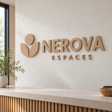 Nástenná tabuľa z prírodného MDF na mieru so symbolom, názvom značky a opisným riadkom