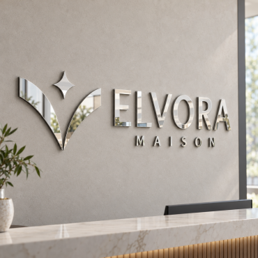 Vägskylt med ELVORA MAISON, med bokstäver och emblem utskurna i silverfärgat spegelakrylglas