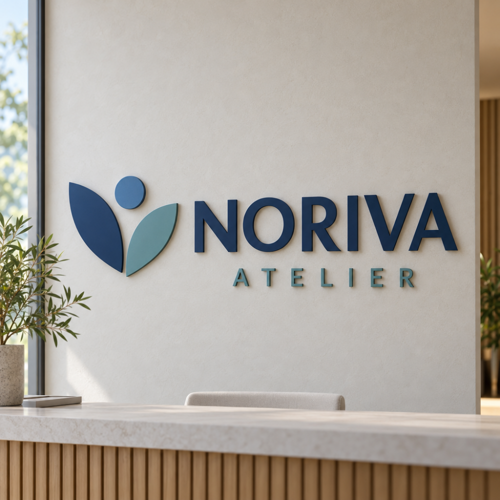 Nástenná tabuľa NORIVA ATELIER z PVC s farebnou potlačou, s abstraktným emblémom a vyrezanými písmenami