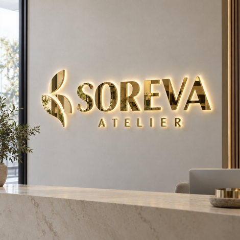 Rótulo mural luminoso SOREVA ATELIER de metacrilato espejo dorado, con emblema personalizado