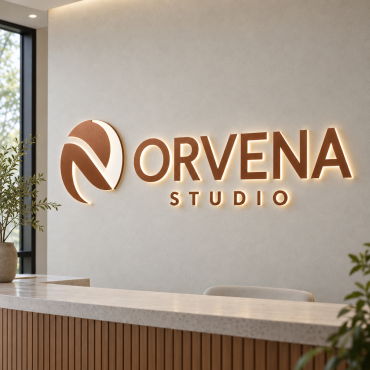 Letreiro luminoso personalizado ORVENA STUDIO em Dibond cobre acetinado, com emblema abstrato e metacrilato iluminado, instalado