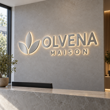 Individualus šviečiantis „OLVENA MAISON“ ženklas iš satininio sidabro apdailos „Dibond“, pritvirtintas prie registratūros