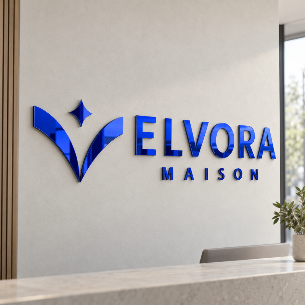 Personalizēta sienas izkārtne ELVORA MAISON no zila spoguļakrila, ar burtiem un emblēmu