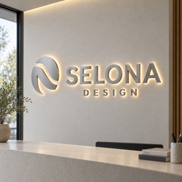 Letreiro luminoso 3D SELONA DESIGN em aço inoxidável acetinado, com emblema e letras retroiluminados em branco quente na receção