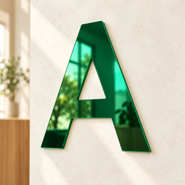 Lettre A individuelle en plexiglas miroir vert de 3 mm, présentée sur un mur de réception